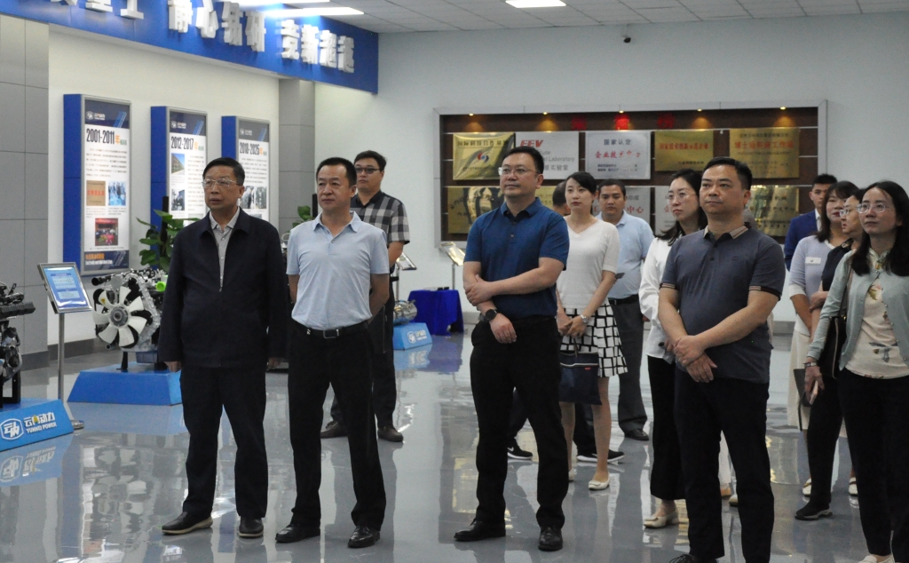 昆明市国资委党组书记王磊一行到云南尊龙集团动力集团有限公司开展调研